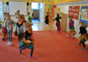 Dzieci tańczą. Ujęcie 2